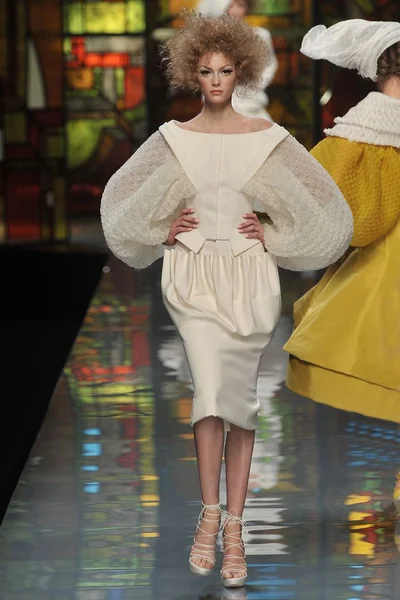 Look 3